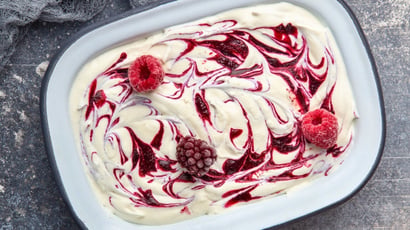 Já fiz esse pavê de cheesecake com morango do TudoGostoso 5 vezes e não sobra nada: a sobremesa fácil que todo mundo pede a receita