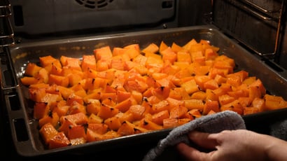 Como evitar que a abóbora assada no forno fique encharcada? Aprendi no TudoGostoso como o vegetal deve ser cortado e qual é a temperatura ideal