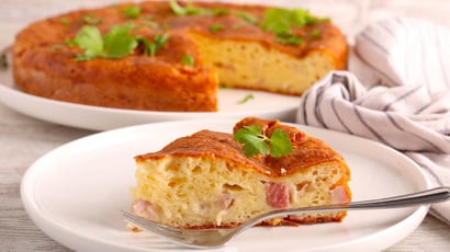 Bolo salgado feito no liquidificador é a receita perfeita para quem busca praticidade: veja como deixar a massa fofinha no TudoGostoso