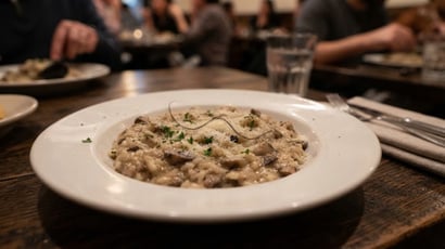 Homem encontra um fio de cabelo na comida, pede outro prato ao garçom e se surpreende com cobrança na conta: advogado explica quem está errado, se o cliente ou o restaurante