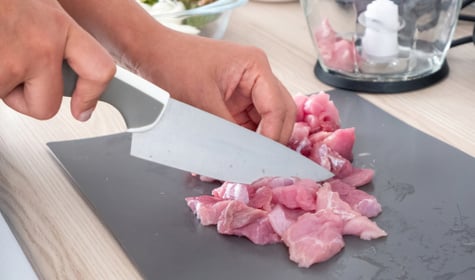 Não jogue fora suas facas cegas: o truque caseiro para deixar a lâmina afiadíssima em poucos minutos