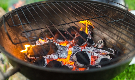 Carne grudando na grelha? Esse truque com vinagre vai salvar o seu churrasco