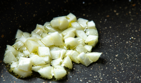 Pare de refogar o alho em fogo alto: o erro pode deixá-lo amargo e estragar o sabor da receita