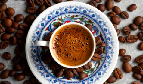 Como o café descafeinado perde a cafeína? O processo por trás da bebida vai te surpreender