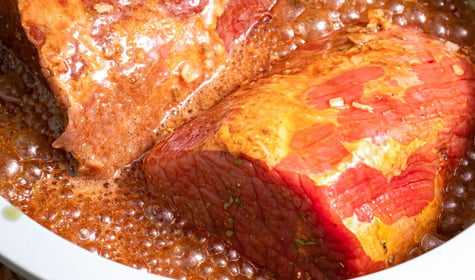 Muitas vezes é esquecido no açougue, mas esse é o melhor corte de carne bovina para usar em em ensopados e guisados durante o inverno