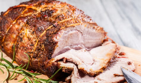 Aprendi no TudoGostoso: antes de levar a carne para assar cubra com esses 2 ingredientes que ela ficará com uma crosta crocante e o interior suculento e macio