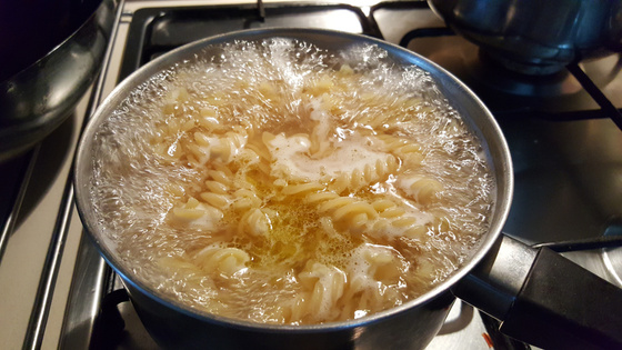 Victor, chef de cozinha: "Salgue a água do macarrão igual água do mar. Assim você acertará o ponto certo do sal do macarrão, não só do molho"