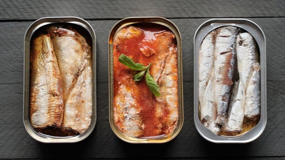 Sardinha em lata de diferentes tipos (Créditos: Canva)