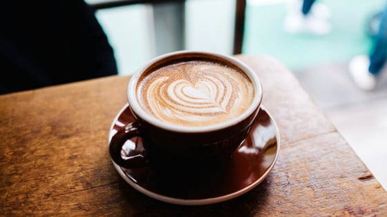 Será que beber café diariamente pode prolongar a vida? Pesquisas sugerem que o café pode promover a saúde do coração e aumentar a massa muscular, e bebê-lo "nesse horário" é particularmente eficaz