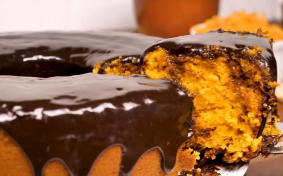 Como Fazer Bolo de Cenoura com Cobertura de Chocolate (Fácil e Gostoso) -  Maravilha de Sabor