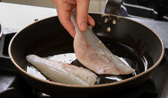 Como grelhar peixe na frigideira sem despedaçar? TudoGostoso ensina o truque para deixar o filé douradinho e suculento