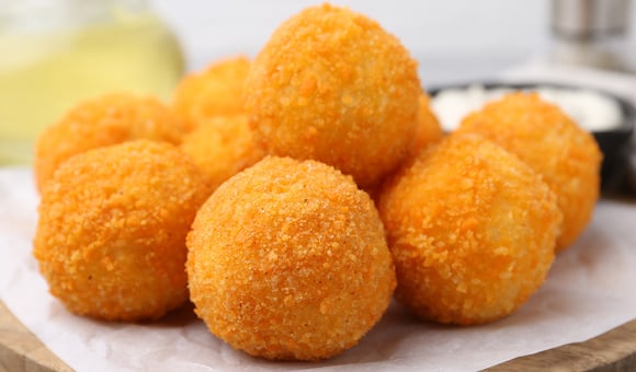 Você só precisa de batata e mais alguns ingredientes para fazer essa bolinha crocante e irresistível: o petisco perfeito para qualquer ocasião