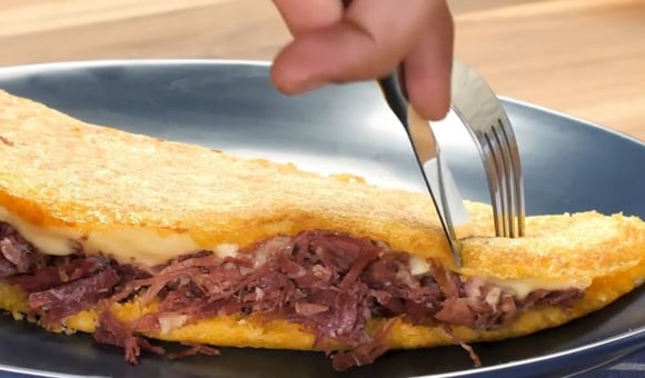 Tem cuscuz e tapioca em casa? TudoGostoso mostra como unir os dois em um lanche recheado