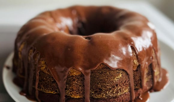 Fiz a receita que está bombando de bolo de chocolate com flocão para ver se é gostosa mesmo e me surpreendi: é tão cremoso e molhadinho que nem parece uma receita sem glúten e sem lactose