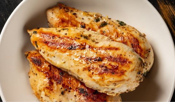 O erro do frango grelhado: por que temperar com suco de limão antes de ir para a frigideira deixa a carne dura e seca