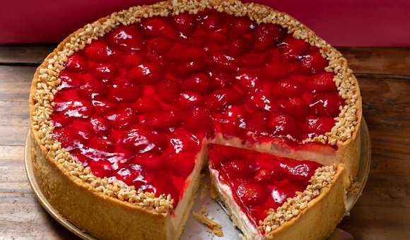 Aprendi como fazer essa torta de morango de padaria em casa e surpreendi todo mundo: é linda, gostosa e simples!