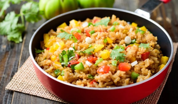 Adicione 2 ovos ao arroz que sobrou e prepare este prato delicioso para o almoço, jantar ou uma refeição rápida