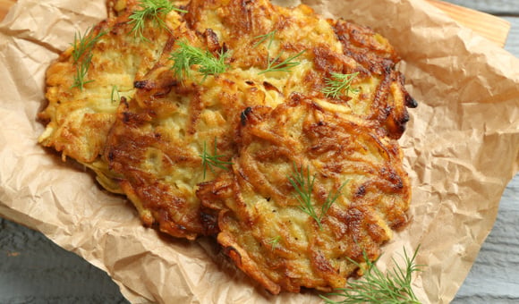 Petisco crocante de cebola e parmesão pronto em 15 minutos e sem fritura: a receita perfeita para servir como aperitivo ou entrada