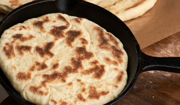 Pãozinho de frigideira com 2 ingredientes e pronto em 10 minutos: receita perfeita para o café da manhã de domingo!