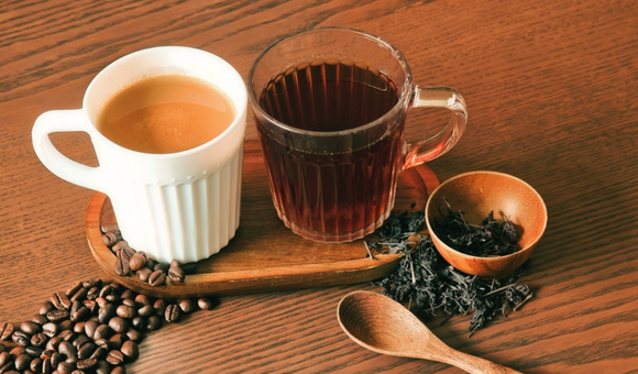 Por que o café te deixa agitado e o chá mais focado? Entenda como a cafeína age de forma diferente nas duas bebidas