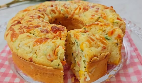 Misture todos os ingredientes e leve ao forno: TudoGostoso tem a receita de bolo salgado perfeito para o lanche
