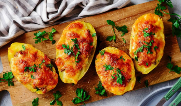 Batata-doce recheada com queijo: TudoGostoso ensina receita deliciosa para um jantar prático em uma panela só
