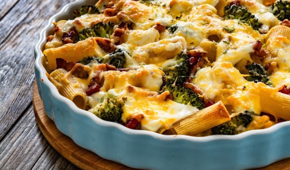 Receita de massa assada com legumes e molho bechamel: TudoGostoso ensina como fazer o gratinado mais cremoso e saboroso, pronto em 30 minutos!