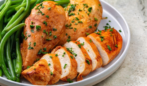 Nunca mais fiz peito de frango seco depois que aprendi esta receita com uma chef famosa: fica macio e muito suculento