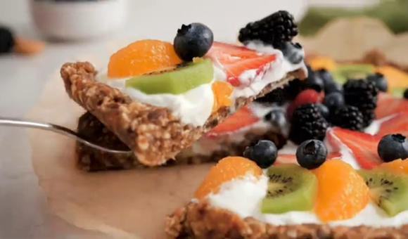 Sobremesa liberada! Essa tarte de iogurte grego com frutas leva só 3 ingredientes e você pode comer sem culpa