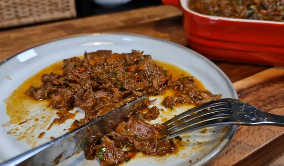 Minha família não quer outra coisa: carne de panela na pressão com molho de cebola caramelizada que desmancha no garfo