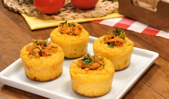 Achei que cupcake só combinava com doce até provar esta versão salgada de milho com recheio de frango