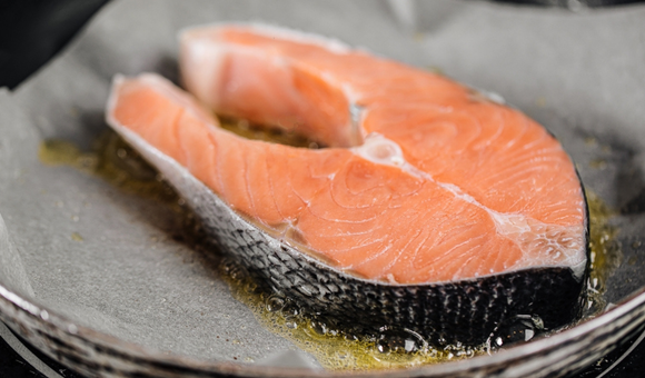 Os chefs espanhóis concordam: "Para um salmão grelhado perfeito, não unte a frigideira, use papel manteiga."