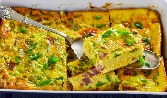 Coloquei batata no omelete de forno e ficou tão bom que virou jantar fixo aqui em casa