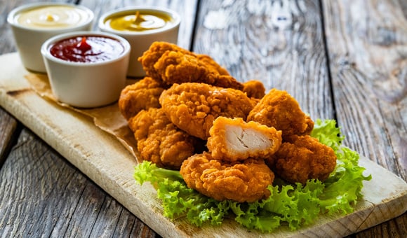 Adeus, frango frito sem graça: depois que aprendi esse método de preparo meu empanado fica crocante e muito saboroso