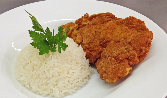 Bife à milanesa mais crocante e menos gorduroso: TudoGostoso revela truque de adicionar duas gotas desse ingrediente aos ovos na hora de empanar