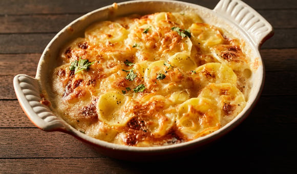 Extremamente cremosa e cheia de sabor: aprenda a fazer batata gratinada com alho no TudoGostoso