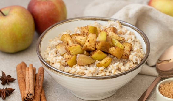 Mingau de aveia com maçã cozida, iogurte e nozes: um café da manhã completo com fibras, proteínas e gorduras saudáveis