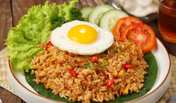 O arroz com ovo pode superar os benefícios da carne vermelha? Prato popular tem alto valor nutricional