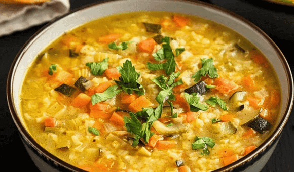 Nesse frio, nada mais gostoso do que jantar uma canja de galinha cremosa e quentinha, e o TudoGostoso tem a receita perfeita!