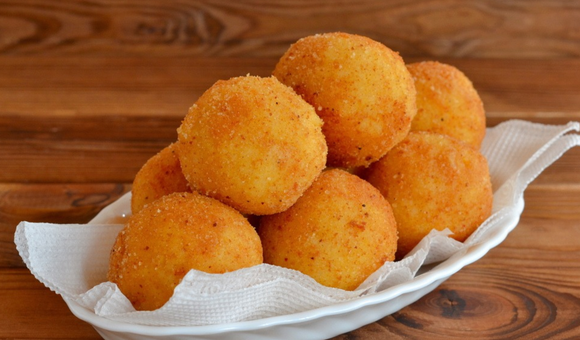 Provei esse bolinho crocante de costela no boteco e gostei tanto que precisei aprender a receita: vai virar seu novo vício!