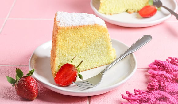 Sem leite, sem óleo, sem farinha e sem fermento: o bolo nuvem mais fácil do mundo só precisa de 3 ingredientes e fica perfeito com cafezinho!