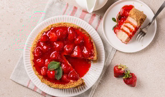 Aprendi como fazer essa torta de morango de padaria em casa e surpreendi todo mundo: é linda, gostosa e simples!