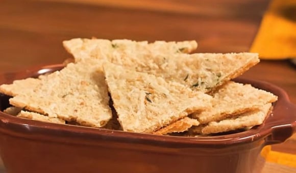 3 ingredientes e 15 minutos: é o que você precisa para fazer esse biscoito de queijo (sem farinha de trigo!) do TudoGostoso