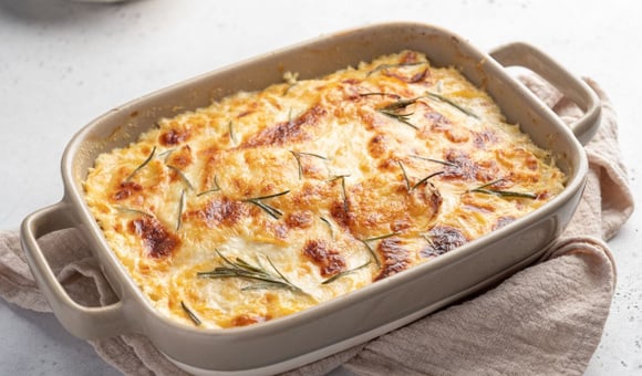 Batata gratinada aos 3 queijos: receita prática que suja pouca louça e rende para toda a família