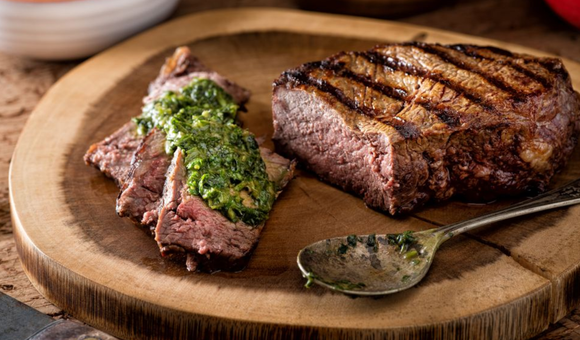 Carne dura nunca mais: este ingrediente barato ajuda a deixar cortes de segunda muito mais macios e suculentos