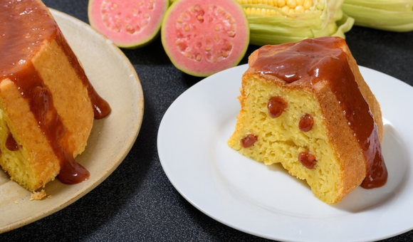 Nada combina melhor com um café quentinho do que um bolo de fubá fofinho: a calda de goiabada é o toque especial
