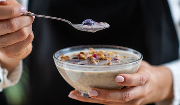 Este café da manhã, recomendado por nutricionistas, é rico em proteínas e saciante, com sabor e textura semelhantes a um pudim. É rápido e fácil de preparar