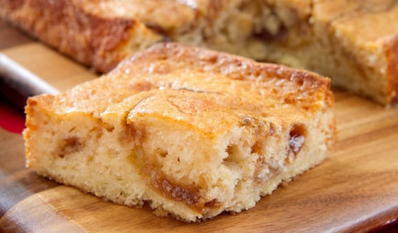 Receita de bolo de maçã com canela e limão: uma opção fácil e rápida para servir no lanche da tarde