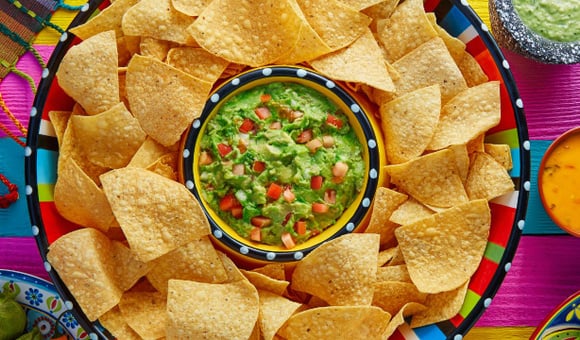 Jogo do Brasil em casa é com receita do TudoGostoso: guacamole com nachos caseiros é o petisco verde e amarelo perfeito para servir durante a Copa
