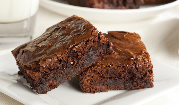 “O dia em que esqueci um ingrediente e fiz o melhor brownie da minha vida”: confeiteira viraliza nas redes sociais com receita sem farinha e supercremosa